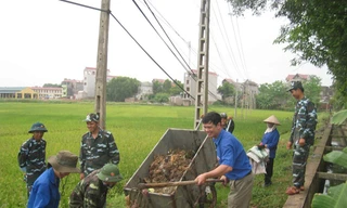 Lính phòng không làm tình nguyện cùng thanh niên địa phương