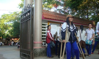 Hai thí sinh chống nạng, đi xe lăn quyết tâm thi đỗ