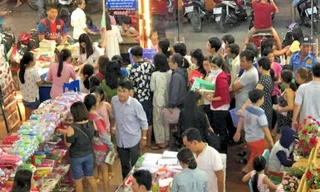 Phụ huynh nháo nhào tìm sách cho con, các nhà sách kẹt cứng người