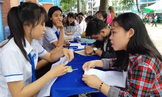 Thí sinh nộp hồ sơ nhập học vào trường ĐH Công nghiệp thực phẩm TPHCM năm học 2018