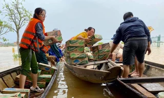 Nhiều nơi tại miền Trung bị ngập sâu trong nhiều ngày dẫn đến thiếu lương thực (ảnh: Cán bộ xã Hương Vinh, Thị xã Hương Trà, T.T.Huế vận chuyển mì gói từ các mạnh thường quân đến người dân)