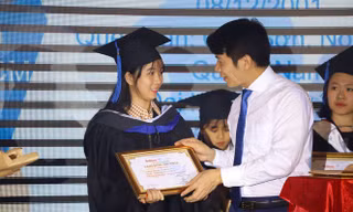 Anh Nguyễn Ngọc Lương, Bí thư Trung ương Đoàn trao tặng học bổng cho sinh viên