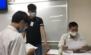 Giám thị coi thi và thí sinh kiểm tra thông tin dự thi tại điểm thi trường THPT Lê Qúy Đôn, quận 3