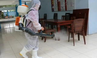 Trường THPT Nguyễn Du, quận 10 phun thuốc khử trùng trường lớp dịp trước Tết Nguyên đán