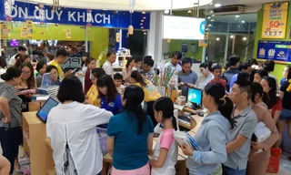 Phụ huynh xếp hàng mua SGK cho con mỗi dịp đầu năm học (ảnh minh họa)