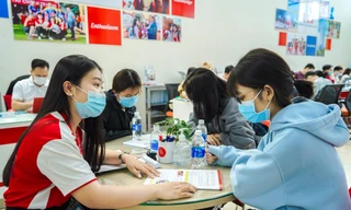 Thí sinh được hướng dẫn tư vấn nộp hồ sơ tại một trường đại học