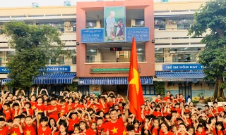 Thầy trò Trường Tiểu học Nguyễn Thị Minh Khai, quận Gò Vấp, TPHCM cùng mặc áo cờ đỏ sao vàng cổ vũ U22 Việt Nam