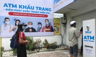 Người dân đến nhận khẩu trang miễn phí tại "ATM khẩu trang" đặt tại số 204 đường Vườn Lài, quận Tân Phú, TPHCM