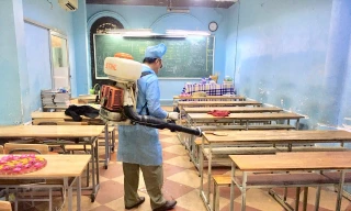 Phun thuốc khử trùng lớp học tại TPHCM