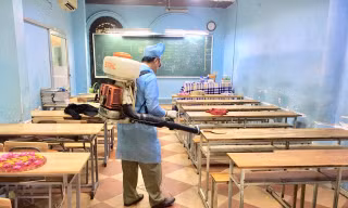 Phun thuốc khử trùng lớp học tại TPHCM