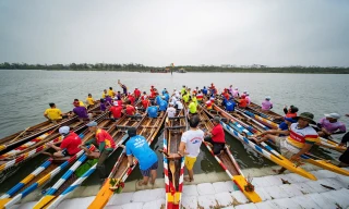 Hàng nghìn người dân cổ vũ đua ghe dưới trời mưa lạnh