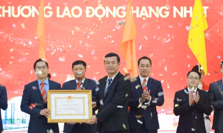 Thứ trưởng Bộ GD&ĐT Nguyễn Văn Phúc (phải) trao Huân chương Lao động hạng Nhất cho đại diện trường HUTECH
