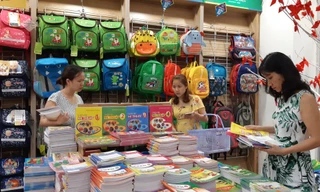 Phụ huynh đang đứng trước "ma trận" SGK