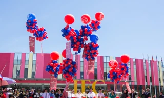 Ông Võ Văn Thưởng - Ủy viên Bộ Chính trị, Trưởng Ban Tuyên giáo Trung ương cũng đại diên các bên cắt băng khánh thành Thành phố giáo dục Quảng Ngãi 