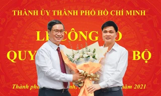 Ông Ngọ Duy Hiểu, Phó Chủ tịch Tổng LĐLĐ VN tặng hoa chúc mừng PGS. TS. Vương Đức Hoàng Quân tại lễ công bố quyết định cán bộ.