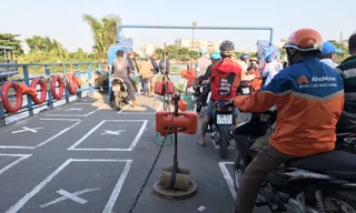 Bến phà An Phú Đông kẻ ô trên mặt phà, mỗi ô cách nhau 2m và yêu cầu người đi phà đứng đúng vị trí đã vẽ.