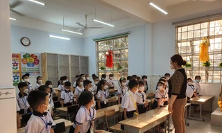 TPHCM: Phụ huynh than phiền nhà vệ sinh dơ bẩn, các loại phí đầu năm học quá lớn