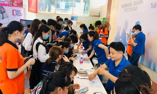 Rất đông sinh viên đến tìm vơ hội, phỏng vấn tại các doanh nghiệp Hàn Quốc ở ngày hội