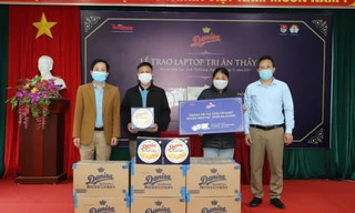 Ông Bùi Văn Thư, Trưởng phòng GD&ĐT Mèo Vạc (ngoài cùng bên trái) thay mặt BTC trao bánh, laptop cho giáo viên