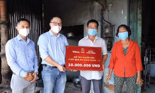 Báo Tiền Phong cùng Prime Group trao 10 triệu đồng hỗ trợ một hộ dân vượt qua đại dịch COVID-19