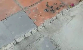 Hãi hùng dãy chông sắt tua tủa trên vỉa hè trước căn nhà ở Sài Gòn