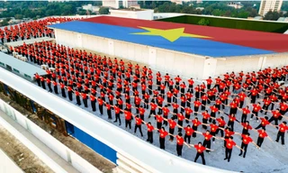 Trường học rợp cờ Tổ quốc, học sinh diện áo cờ đỏ sao vàng đi học