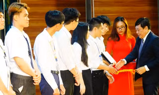 Trường đại học 'chơi sang', trao hàng tỷ đồng học bổng cho sinh viên ngày khai giảng