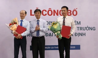 PGS.TS Thái Bá Cần, Chủ tịch Hội đồng Trường Đại học Gia Định trao quyết định bổ nhiệm cho PGS.TS. Võ Trí Hảo và ThS.LS Trịnh Hữu Chung