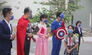 Thầy cô giáo hóa siêu anh hùng, nàng Bạch Tuyết đón học sinh trở lại trường