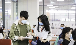 Thí sinh làm thủ tục nhập học tại trường ĐH Kinh tế Tài chính TPHCM