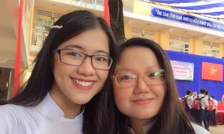 Nguyễn Thị Vân Anh (bên phải), người duy nhất của TPHCM đạt điểm 10 môn Lịch sử