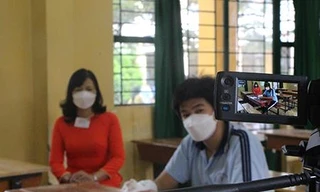 Thí sinh đặc biệt nhất TPHCM: Ngồi phòng riêng, có cô giáo chép bài giúp