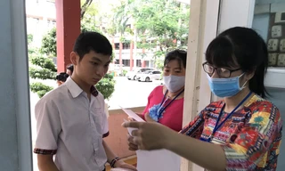 Cán bộ coi thi kiểm tra thông tin thí sinh