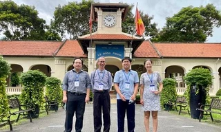 Em Phan Huỳnh Tuấn Kiệt (thứ hai từ phải sang) tại ngày thi IMO