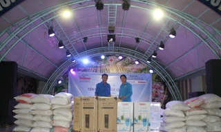 BTC chương trình "Tiền Phong tiếp sức cộng đồng" trao quà cho Trung tâm nhân đạo Quê Hương