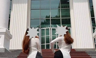 Hai nữ sinh của Trường ĐH Sư phạm TPHCM làm dáng chụp ảnh trước cổng trường.