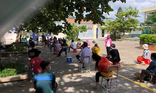 Người dân chờ tiêm vắc- xin tại TPHCM