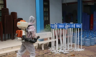 Trường học ở TPHCM khử khuẩn để phòng chống dịch COVID-19