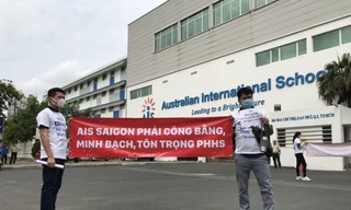 Trường quốc tế Úc (AIS Saigon) bị phụ huynh kéo đến trường phản đối học phí ngày 6/5