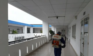 Phun thuốc khử trùng tại Trường ĐH Mở TPHCM