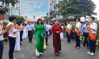 Bà Nguyễn Thị Yến Trinh (áo dài xanh), Hiệu trưởng trường THPT chuyên Lê Hồng Phong đón tiếp Chủ tịch Quốc hội Nguyễn Thị Kim Ngân trong ngày khai giảng 5/9/2018