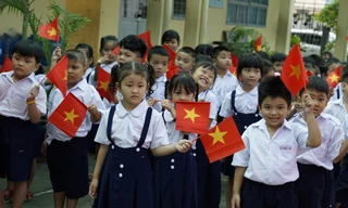 Các em học sinh trường tiểu học Lê Thị Hồng Gấm vui vẻ trong ngày khai giảng năm học mới