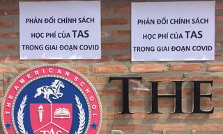 Các tờ rơi phản đối do phụ huynh dán vào chiều 11/5