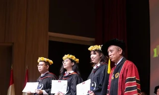 Nữ sinh tốt nghiệp xuất sắc, vừa được học bổng thạc sĩ 100% vừa được trả lương hàng tháng