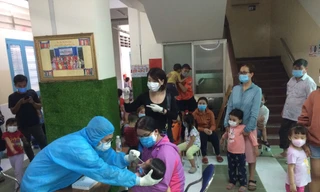 45 trẻ ở Trường Mầm non Hoa Phượng Đỏ lấy mẫu xét nghiệm