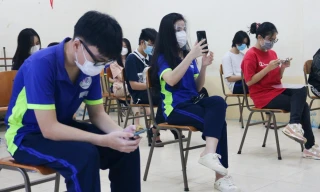 Học sinh TPHCM trong lúc chờ tiêm vắc xin phòng COVID-19 hồi cuối tháng 11