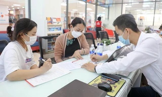 Thí sinh nộp hồ sơ tại một trường đại học ở TPHCM