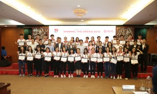 Các em sinh viên nhận học bổng của chương trình