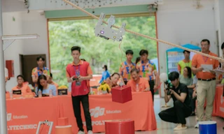 Ngắm robot lính cứu hỏa leo dây, khuân vật nặng do sinh viên thiết kế