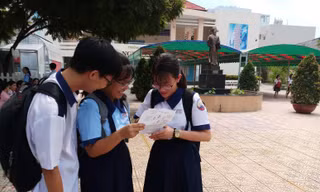 Thí sinh trao đổi sau giờ làm bài